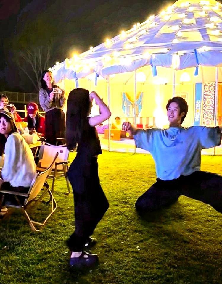 看到董璇那张“妈味”生图，我第一反应是错愕。
直到翻到下一张，全明白了。
镜头前