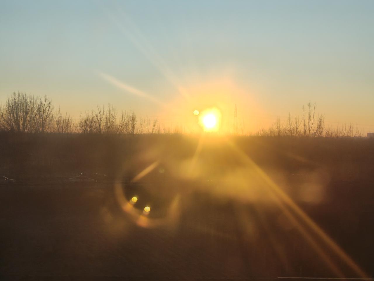 坐着绿皮列车观日出
到静海，列车外的太阳冉冉升起！
  壮观！壮观