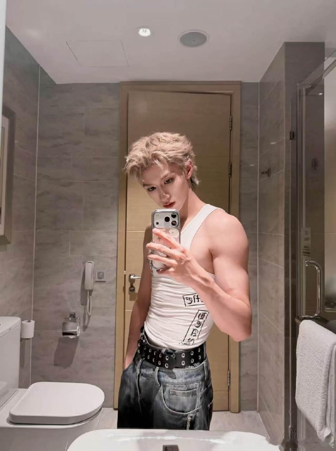 朱志鑫金发对镜拍 朱志鑫金发对镜拍🈶 