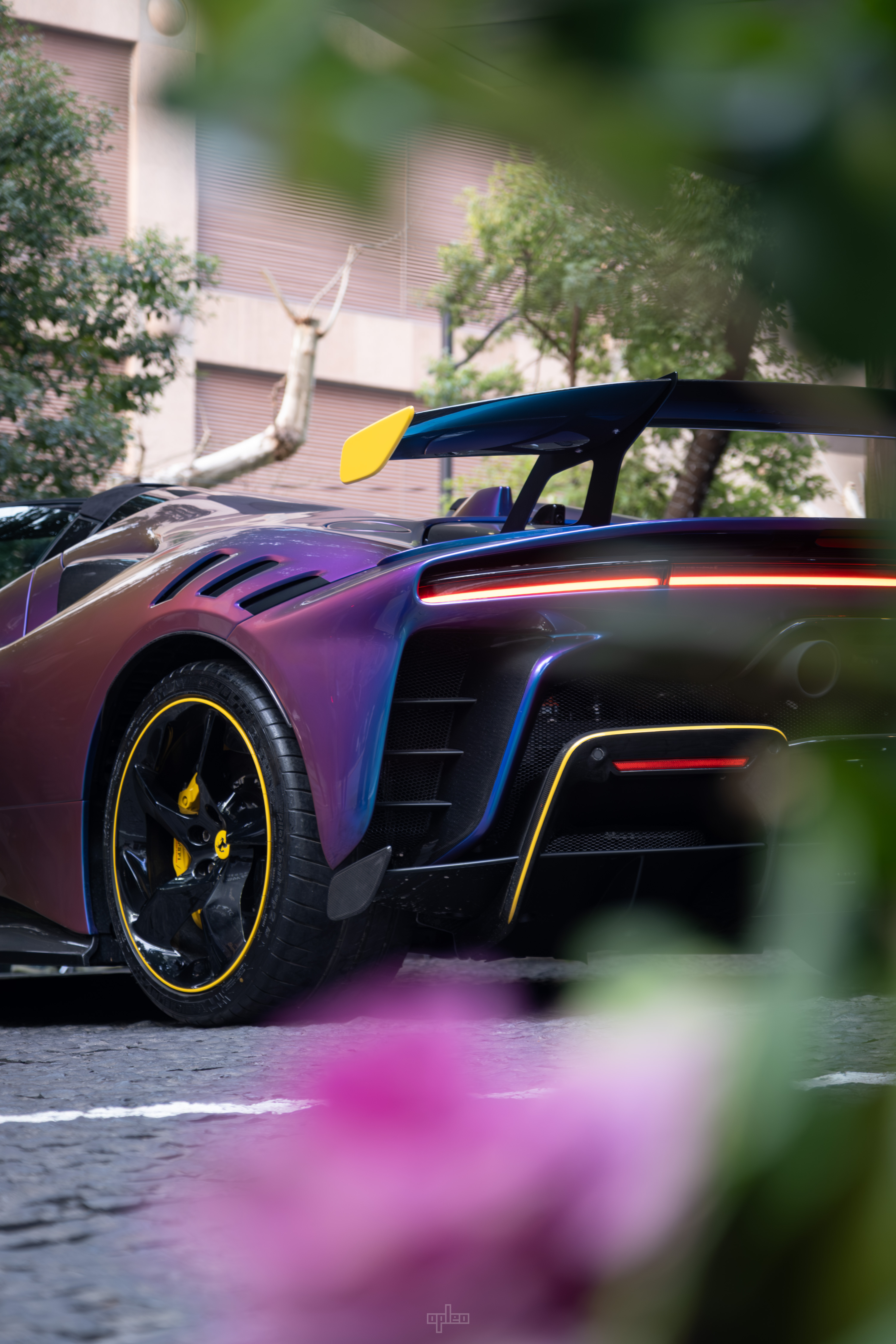 正在使用法拉利全新Azzurro Iridescente变色车漆的SF90xx2