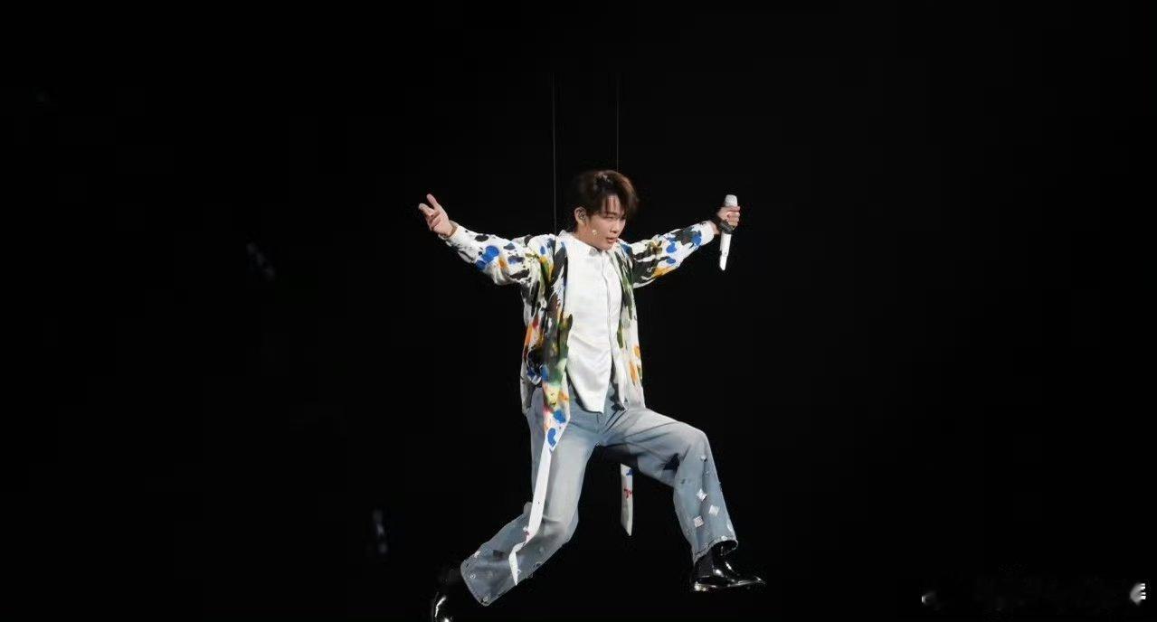 谁干的快把王赫野放下来 王赫野演唱会永远有惊喜！吊威亚高空放飞，深情唱歌+魔性扭