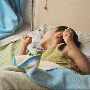 刚满七岁的男孩栓柱，人生本该在操场和课堂里绽放，可他现在的体重却只有十八斤，相当