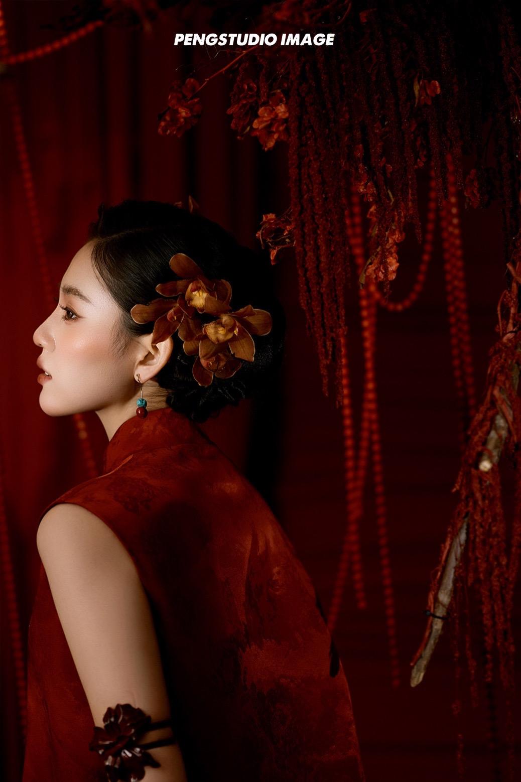 好美❗️红色旗袍婚纱照太有复古韵味啦！