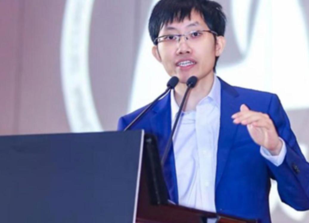 不到一年，被捧上神坛的“英雄”成了“人人喊打的过街老鼠”，国家是时候出手管管AI