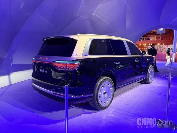 全新问界 M9 亮相北京车展✨预售 49.98 万起，Ultimate 加长版 