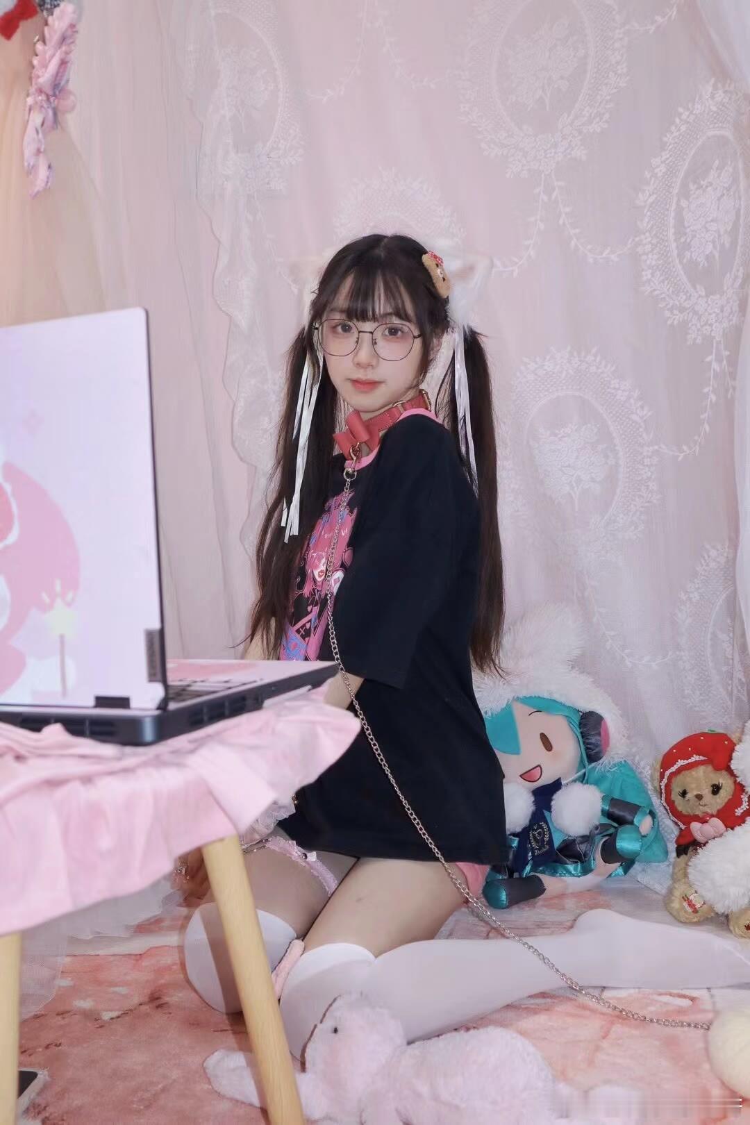 白色长筒丝袜，可爱满满~ ​​​