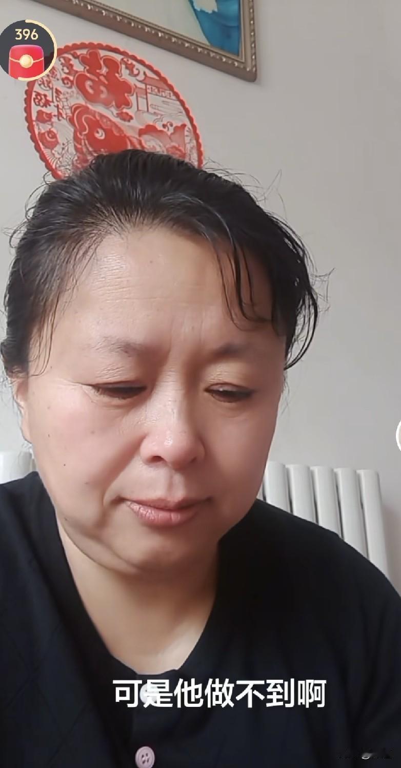 哈哈哈，啥叫自讨没趣？夫妻二人一起看电视，这时镜头里是一个寒冷的夜晚，男主人公脱