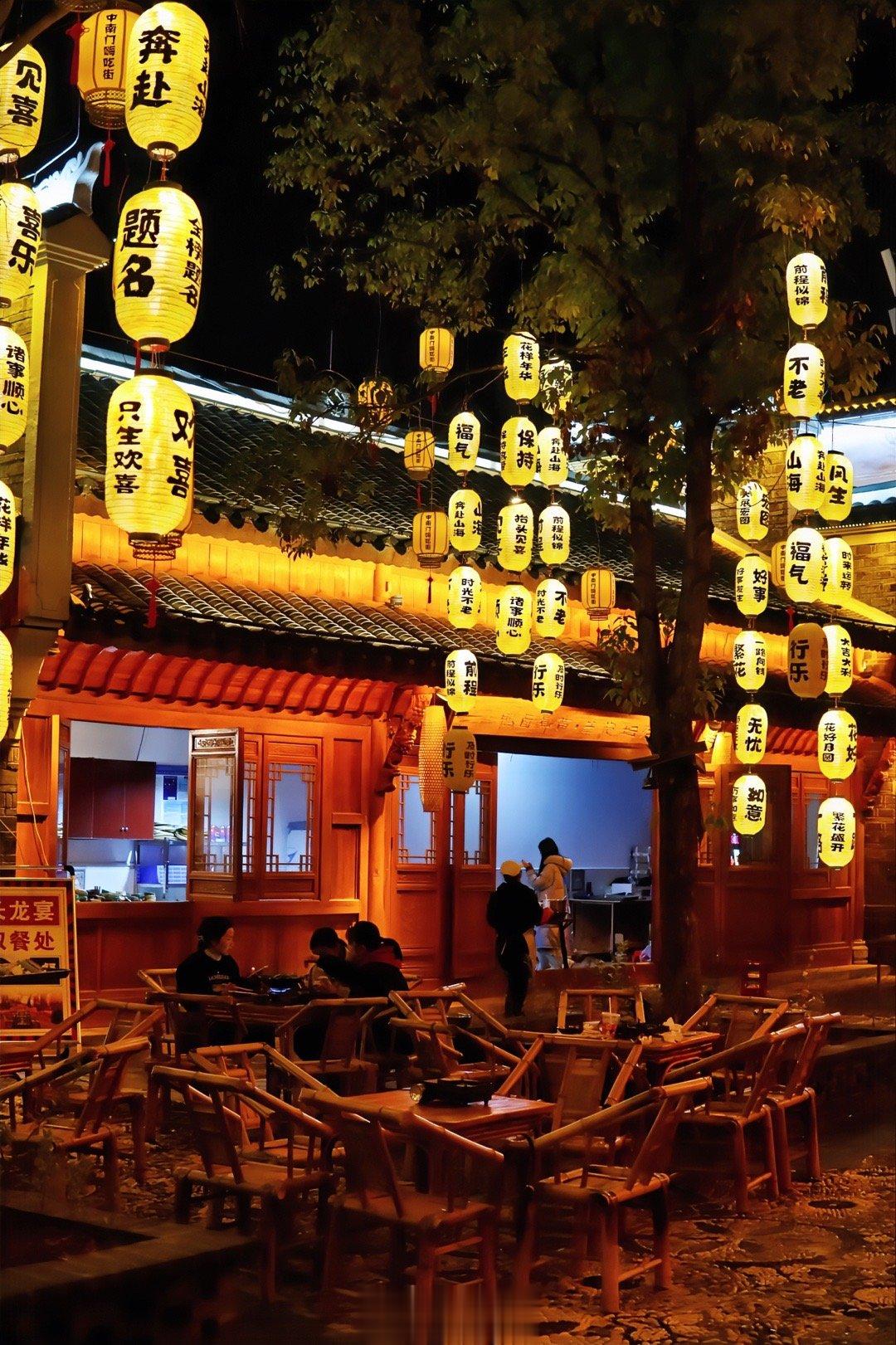 铜仁中南门古城的夜晚来贵州铜仁！白天你可以去爬梵净山，感受清新的自然风光；而晚上