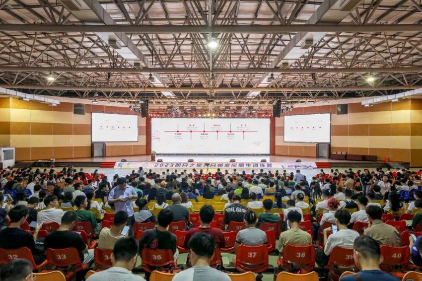 讲实话，今年就业其实要比往年压力大很多，因为传统就业大户地产、互联网都在精简机构