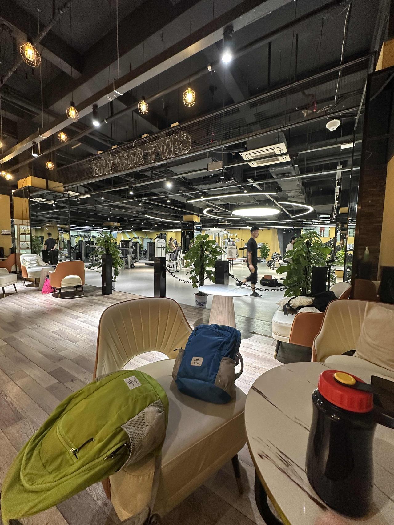 人老了体力恢复慢，两天共跑步30公里，健身房虽有空调但也跑得大汗淋漓。60岁以前