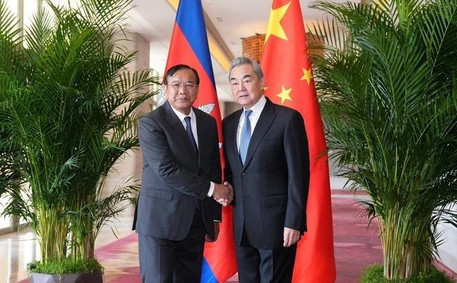 12月28日，中国外交部长王毅在云南玉溪会见柬埔寨副首相兼外交大臣布拉索昆。
2