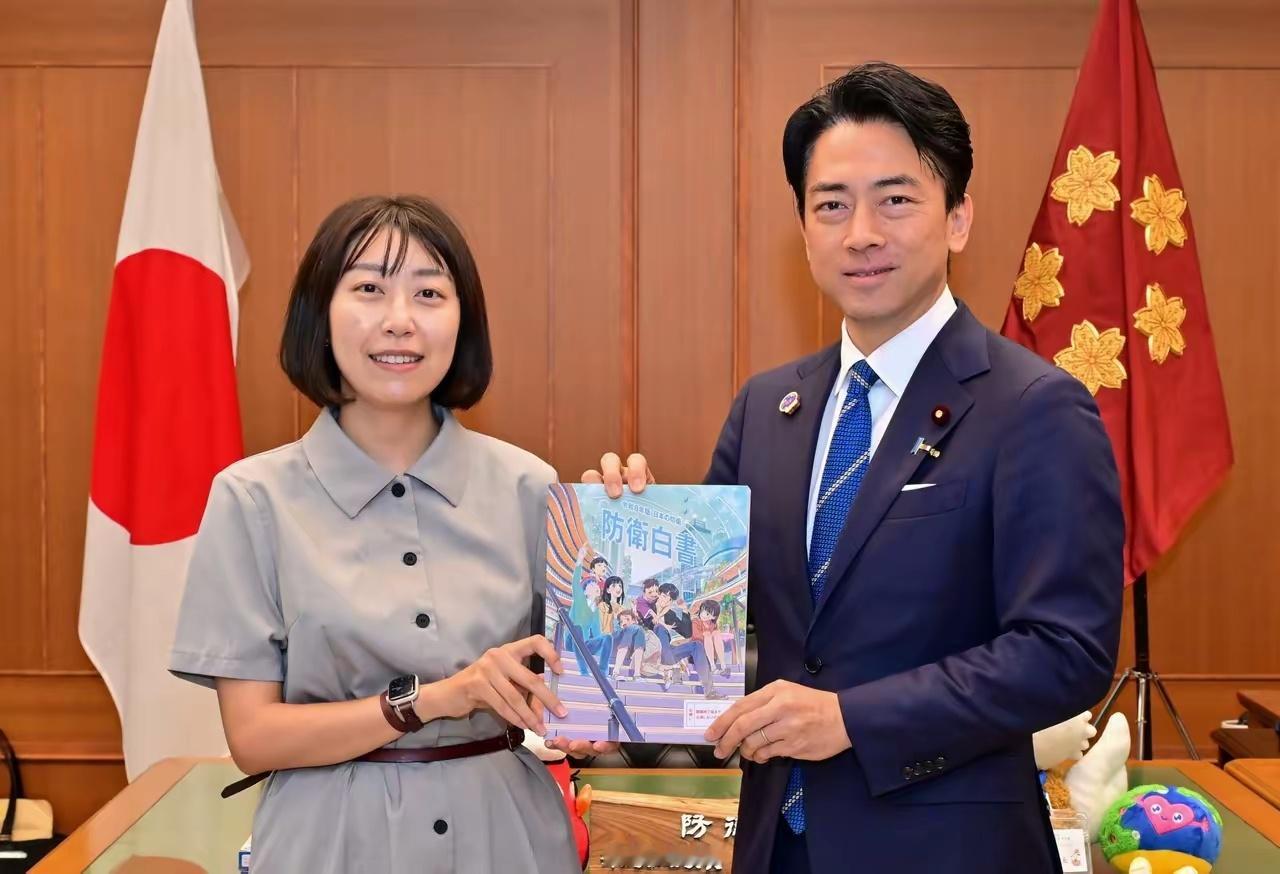 8月4号，日本防卫省公布了今年《防卫白皮书》，封面由插画师刈谷仁美创作。小泉特意