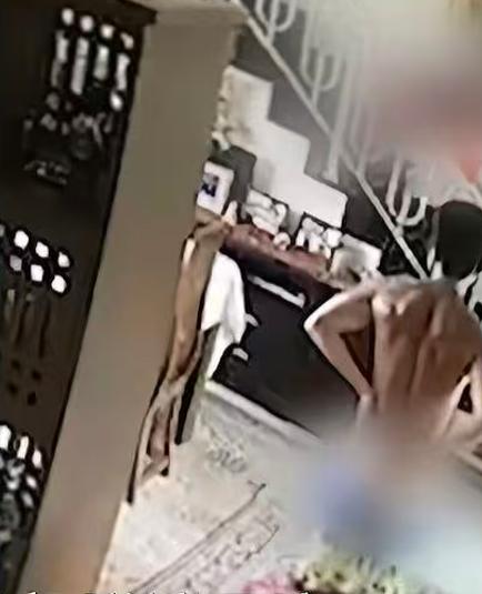 12岁戒掉"母乳"，15 岁仍与母亲同睡，24岁私闯民宅脱裤！

台湾艺人孙安佐