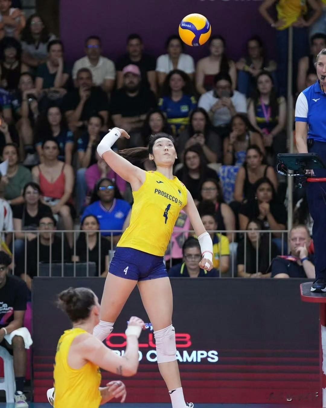 世俱杯小组头名战，朱婷领衔科内利亚诺3-0横扫海滩队，豪取晋级先机！这位留洋七载