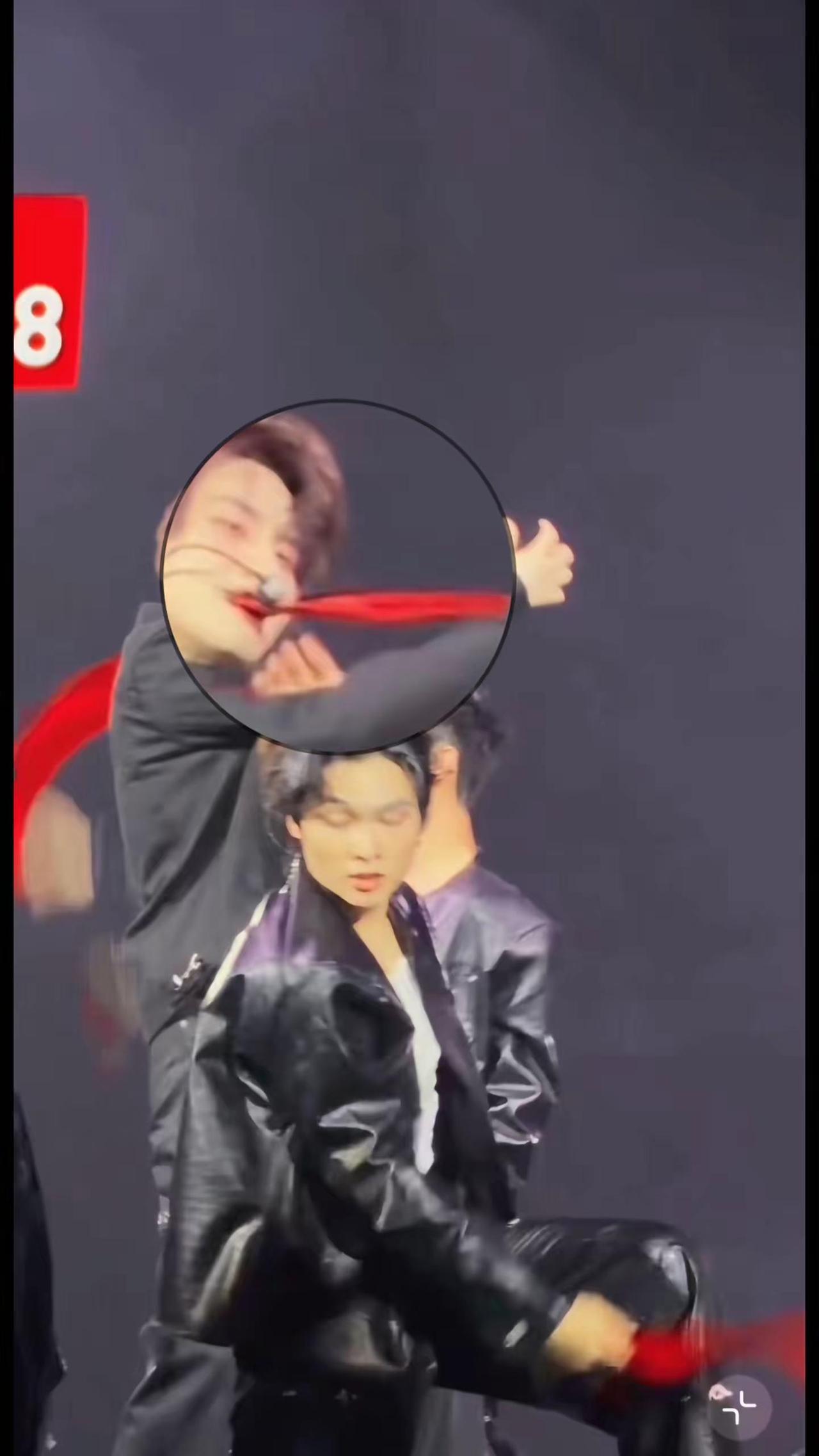 灯光红色，头发红色，道具红色…云旗好样的！