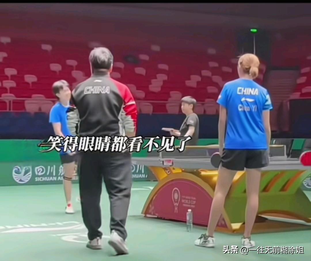 有网友说， 王楚钦一练混双就笑开了颜，看看还真是这么回事。

今天莎头训练，大头