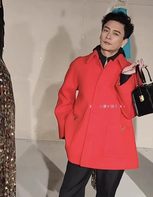 这是人的问题还是衣服的问题？ 
差点没认出这是大家印象中的香港靓仔黄宗泽……