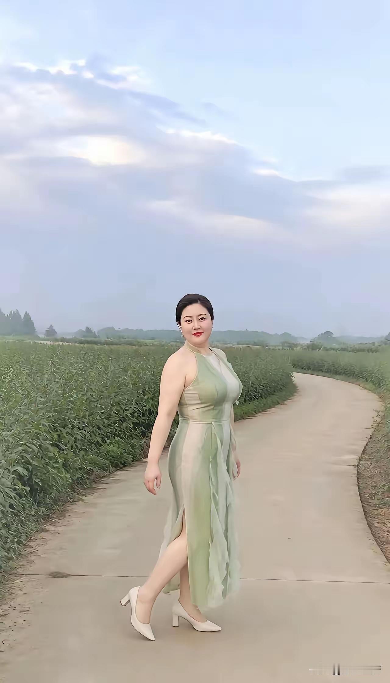 秋日生活打卡季身姿丰盈端庄，气韵温润动人，堪比杨玉环、貂蝉、西施、王昭君。一顾倾