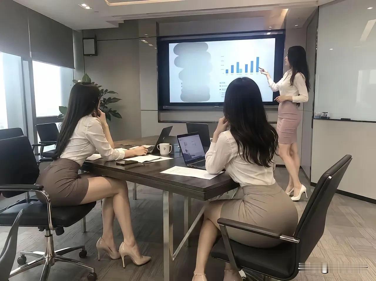 公司的营销核心骨干正齐聚开会，全力冲刺今年第四季度……本次会议的核心纲要明确：打
