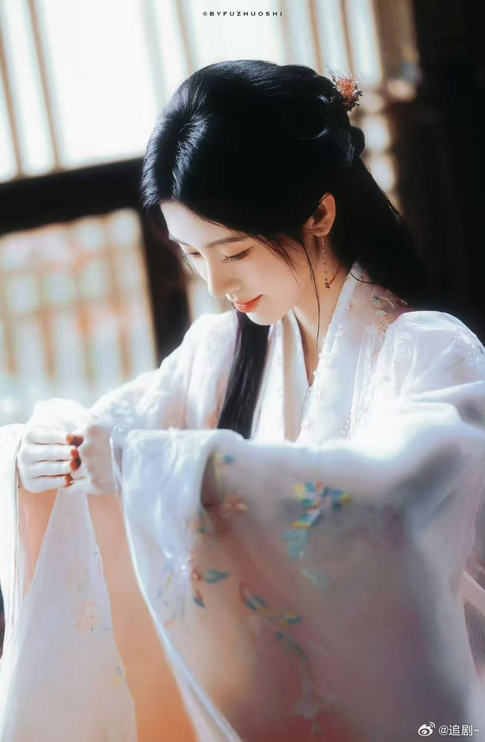 鞠婧祎露芜衣顶级钓系美人露芜衣把寄灵钓成翘嘴了 鞠婧祎在月鳞绮纪里确实美！！！ 