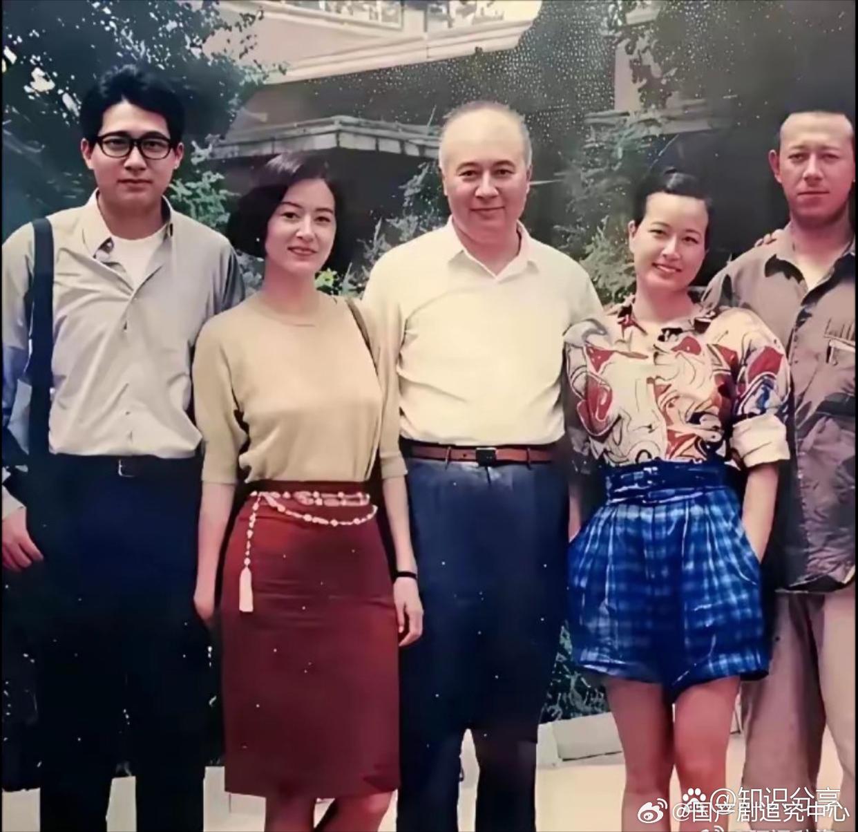 林青霞不管和谁合影，她都是最亮眼的。 