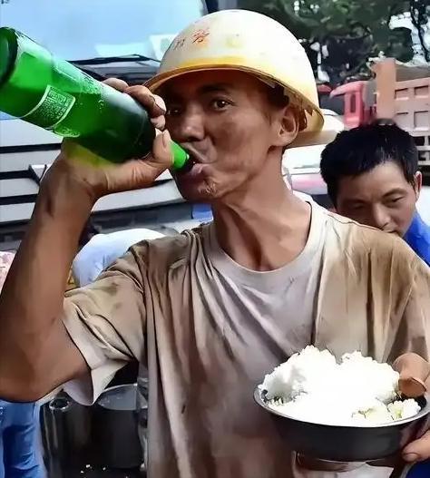 [太阳]大家发现没？一些农民工饭前总喜欢拿一瓶啤酒，并且在很短时间内喝下去，然后