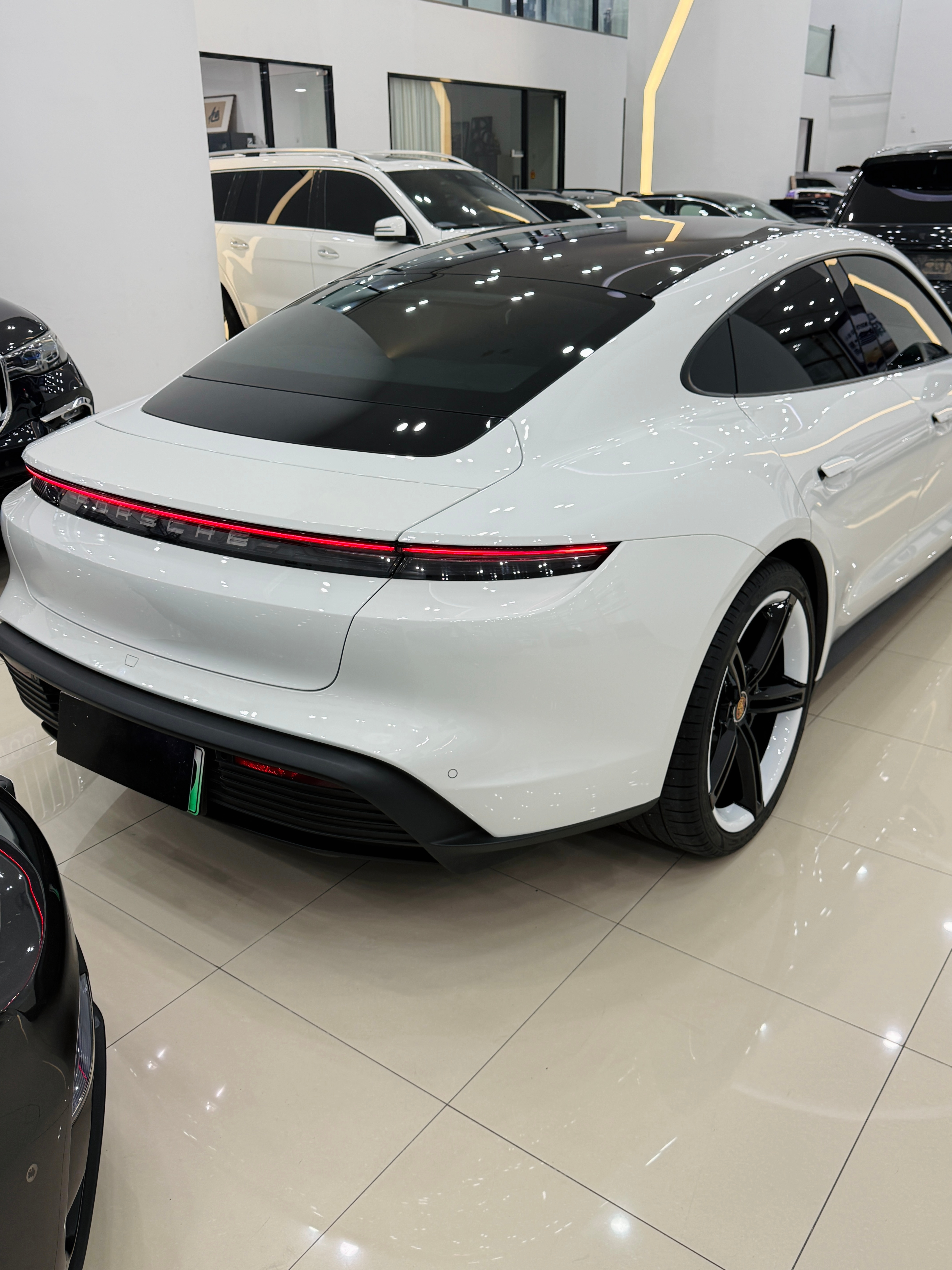 保时捷Taycan就单这外观设计到现在依然是大家模仿的对象，保时捷taycan这