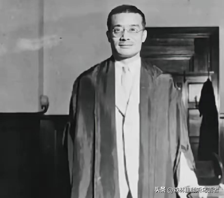 1949年时局动荡，梅汝璈拒绝跟随旧政权远赴台湾，选择留在北平扎根故土。1966