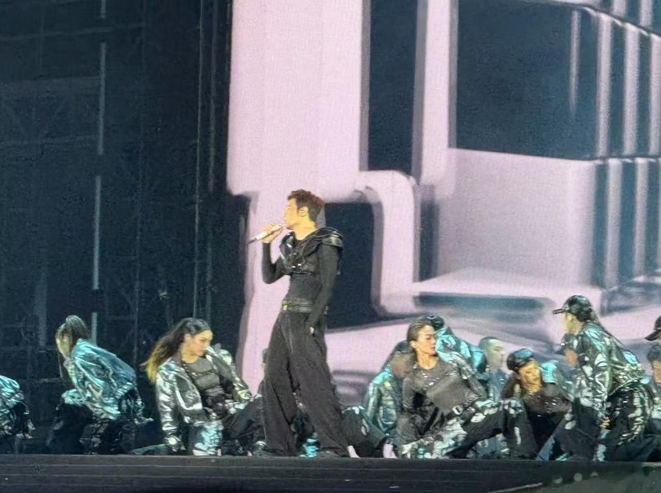 李荣浩你的兵来了 李荣浩演唱会《Opening》+《黑马》惊艳开场，黑马镇大旗飘