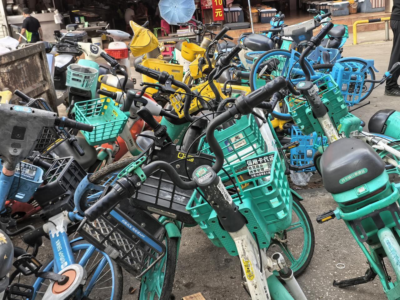 一边是说这几天的共享单车找不着，好多的人还因此迟到。而另一边是共享单车停放在此二