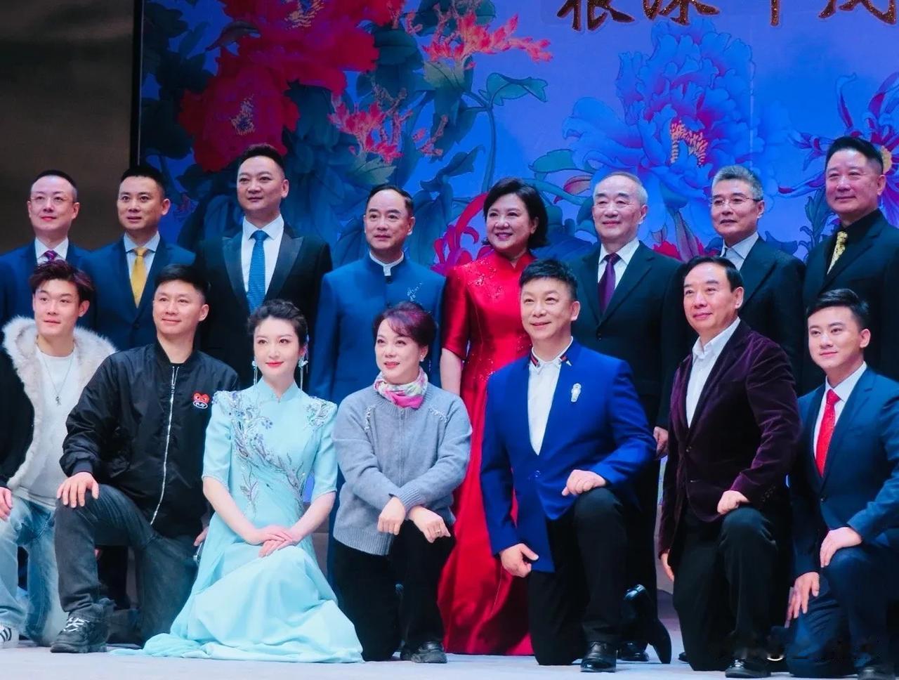 几代京剧人的合影，有京剧名家叶少兰、袁慧琴、宋小川。。。。。。
能认全的，一定是