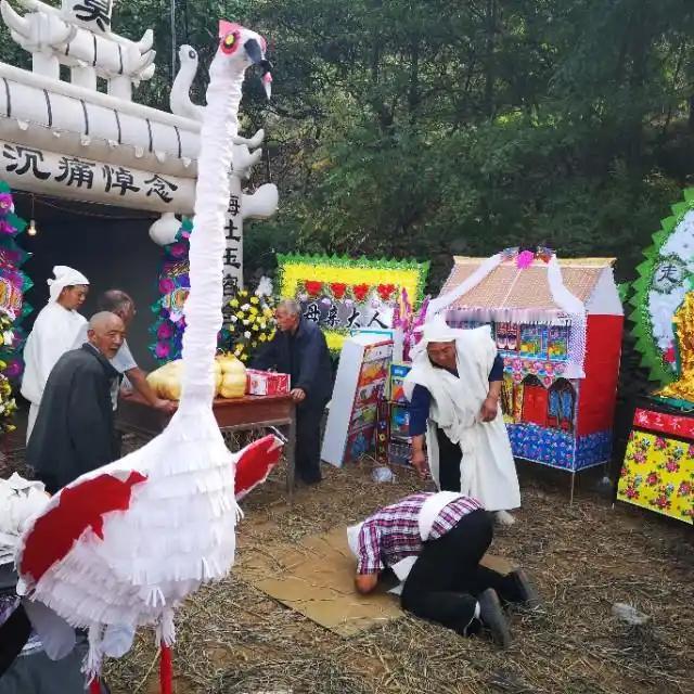 参加过白事的人都知道，逝者还躺在那里，还没火化，除了最亲近的家属，其他人，哪怕是