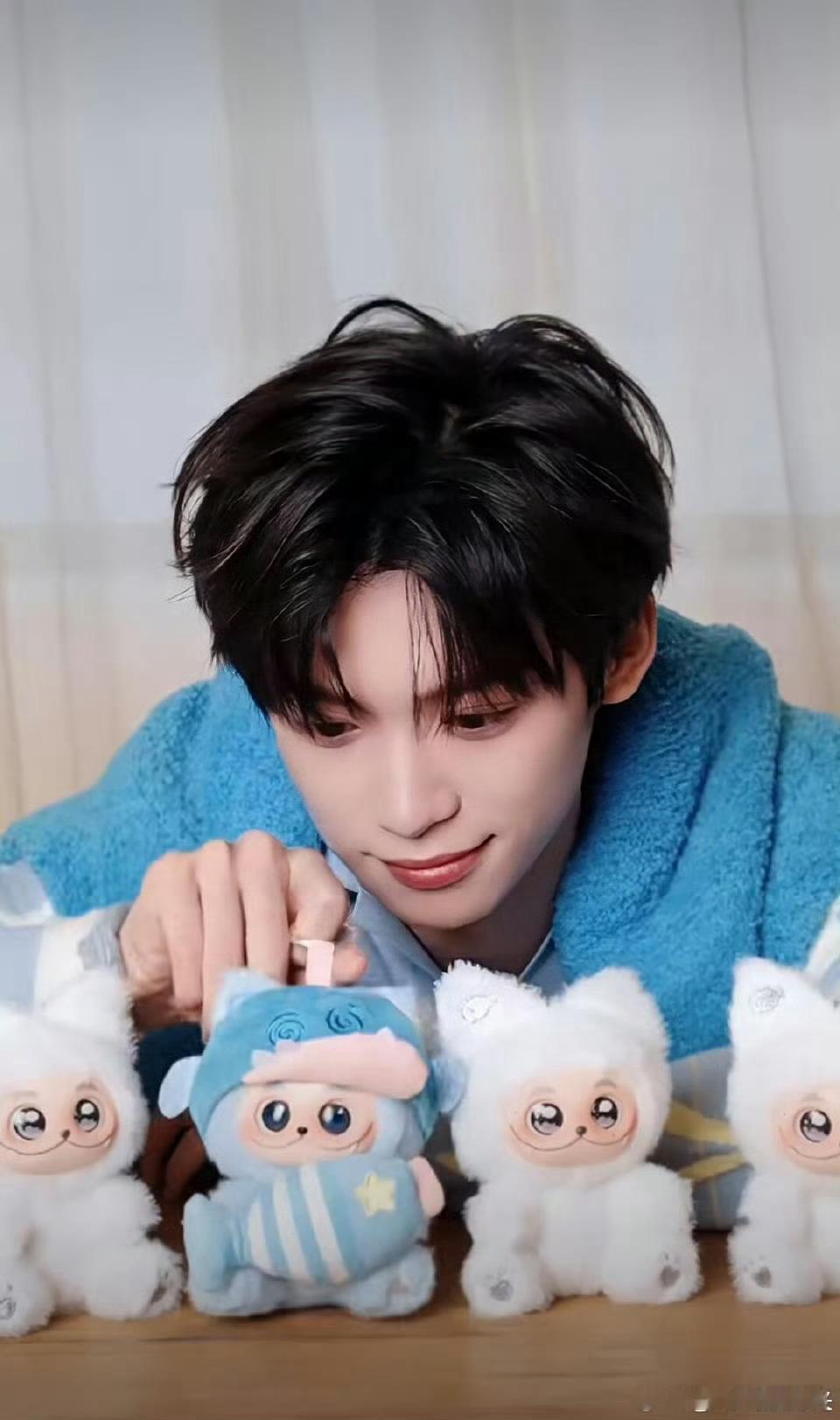 感觉梓渝穿蓝色好魅啊，很有男友力，不停的喝粉丝打招呼，让粉丝照顾好自己，这么会啊