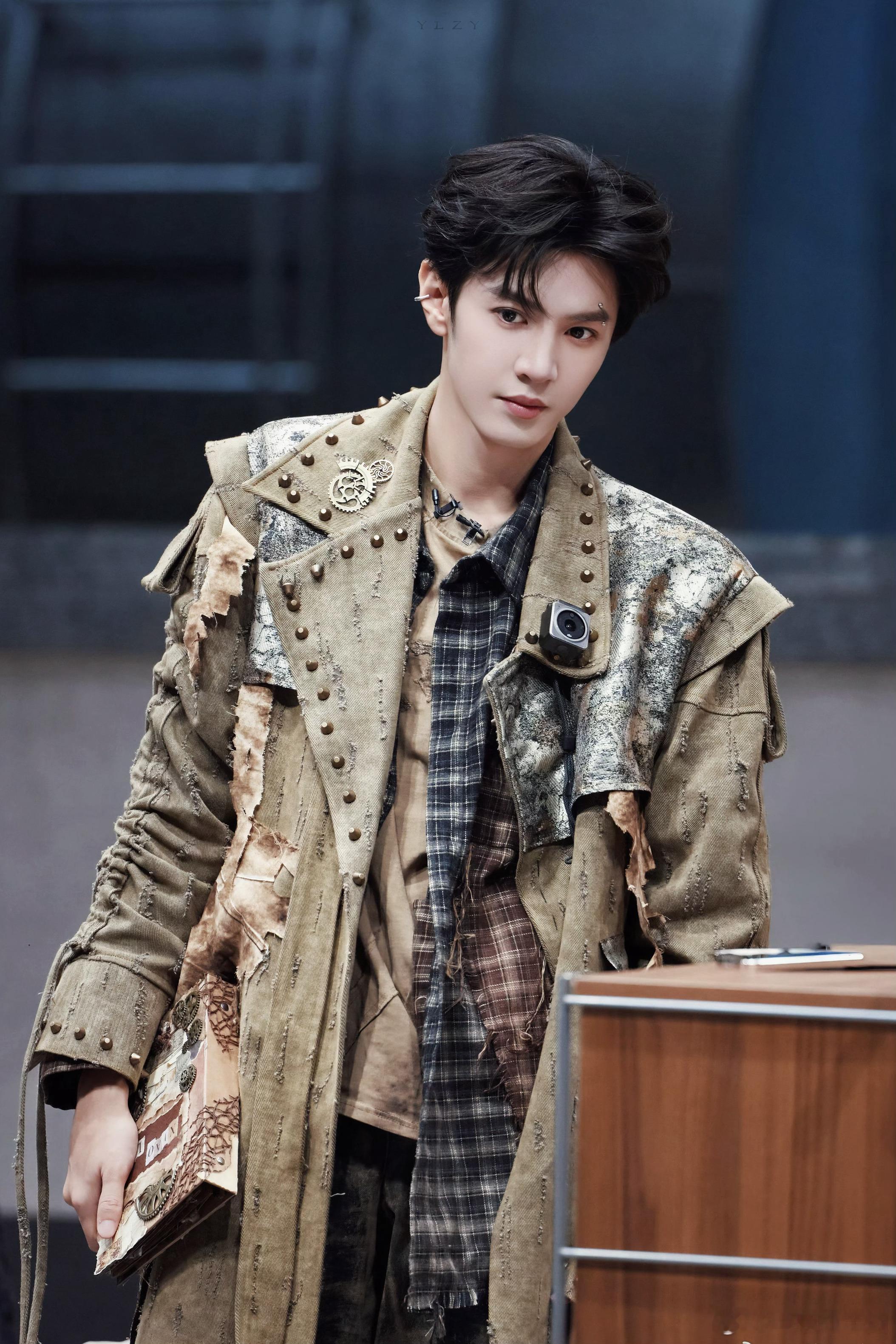 陈哲远 大侦探废土风眉骨钉造型！！帅炸了💥！ 