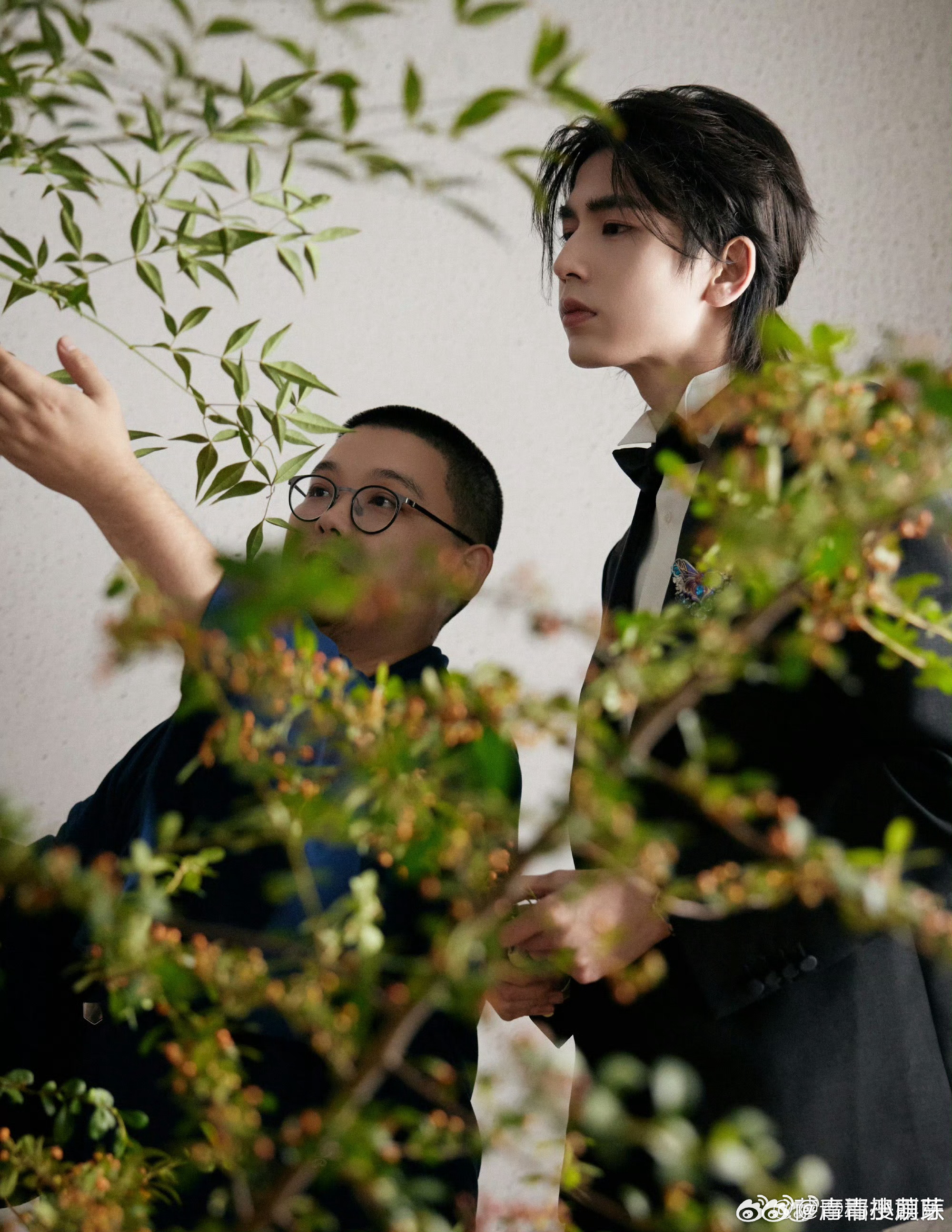 张凌赫一问钱财二问假期张凌赫采访时先问钱财再问假期，幽默又真实，这样又帅又有趣的