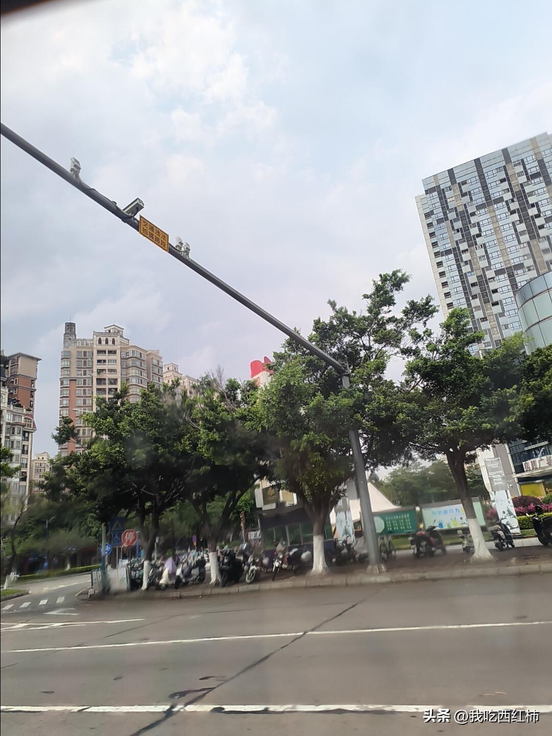 今天办工资卡，人事说可以上班时间去办，我就上班时间去了，来回都选择了打车，然后人