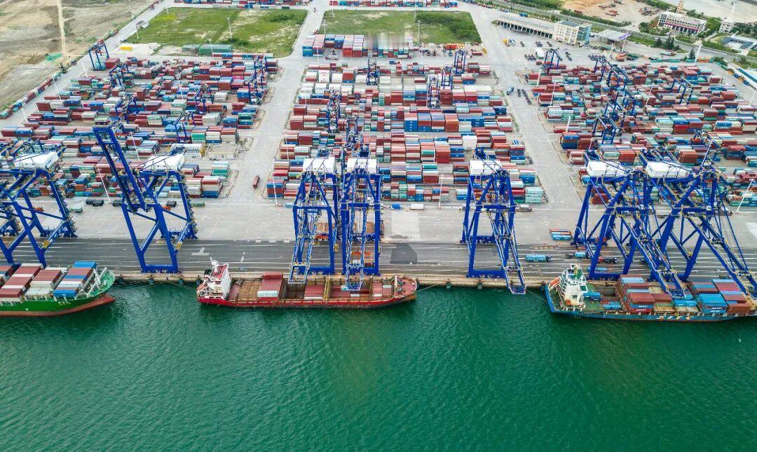 新加坡万万没想到，中国会在海南洋浦港给它来这么一记“釜底抽薪”。洋浦港现在能靠泊