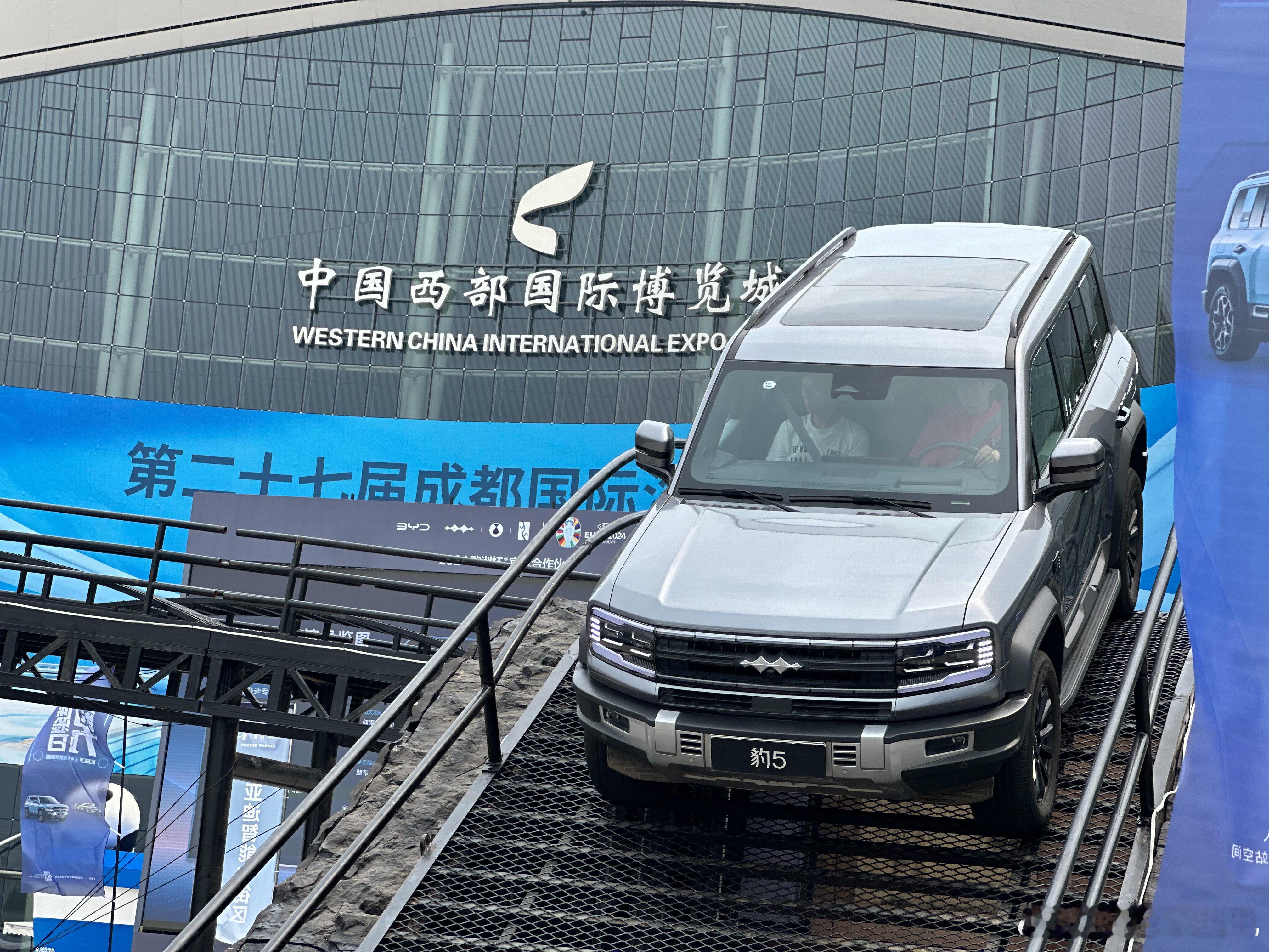 比亚迪现在不得了了…整个外场几乎包圆了，各种越野场景的模拟，易三方易四方，应急浮