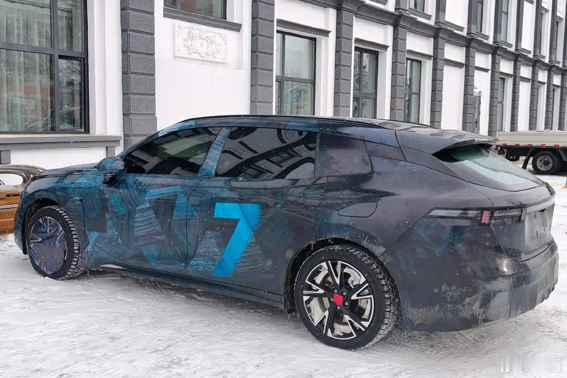 领克07旅行版实车伪装照曝光这个车尾线条比三厢版顺眼太多了目测估计会有更大面积的