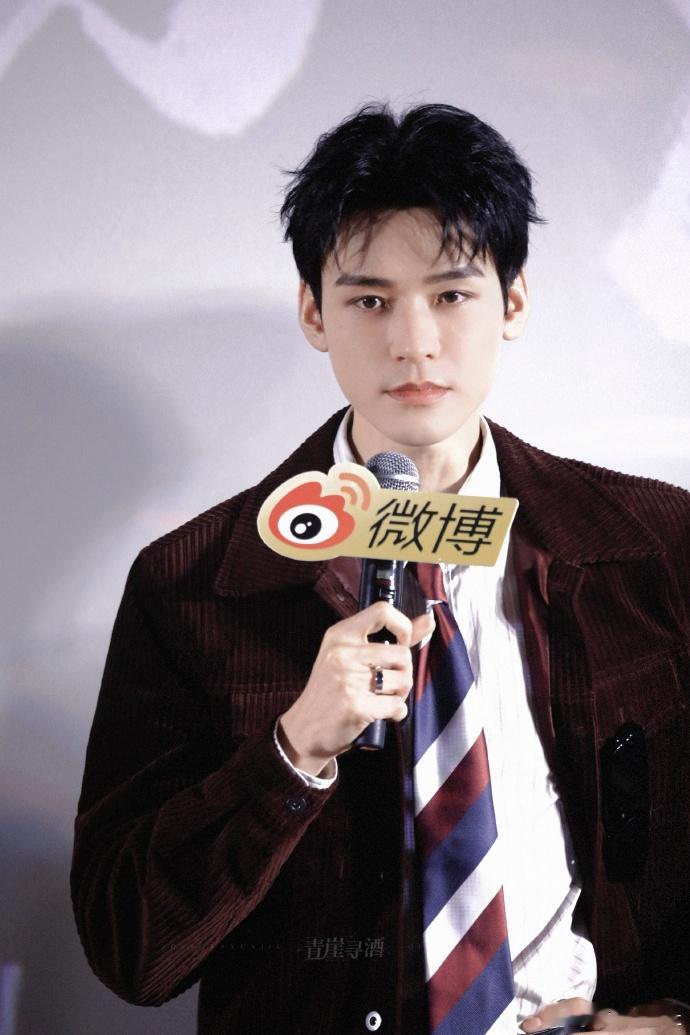 龚俊手表里都有啥 龚俊的手表怕不是有魔力？访谈时无意识抠表带，直播听发言时也手痒