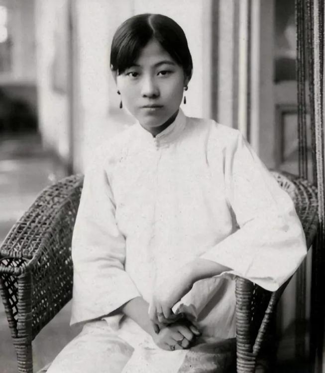 1917年，40岁军阀王德庆病逝。临终前，他偷偷留给17岁小妾30万大洋，嘱咐小