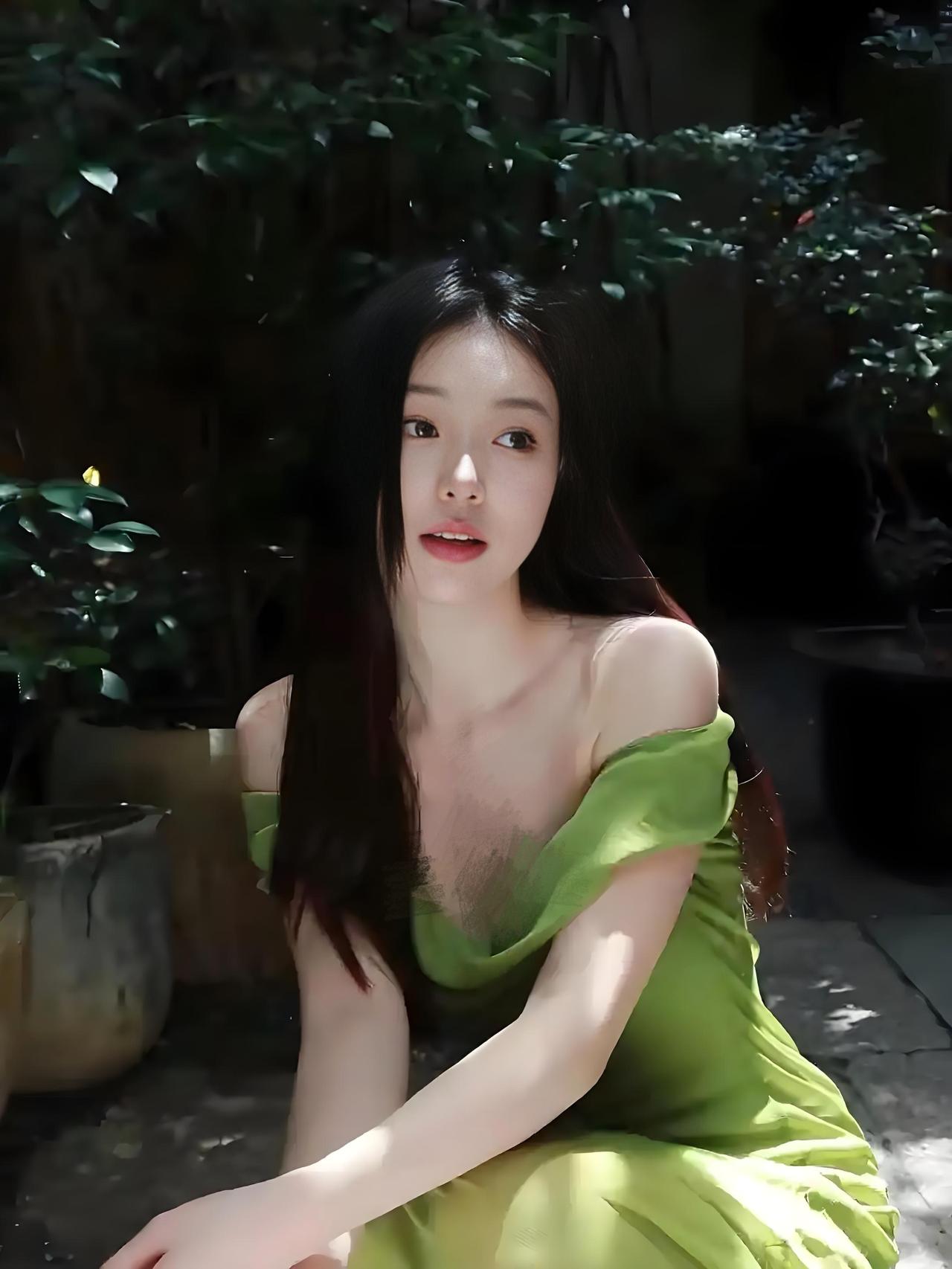 阳光下的绿裙少女，静谧而美丽
