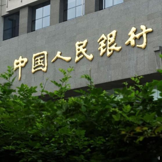 《人民币兑美元涨27点，突破7关口！》1月十九日早晨，外汇交易大厅的屏幕闪了一下