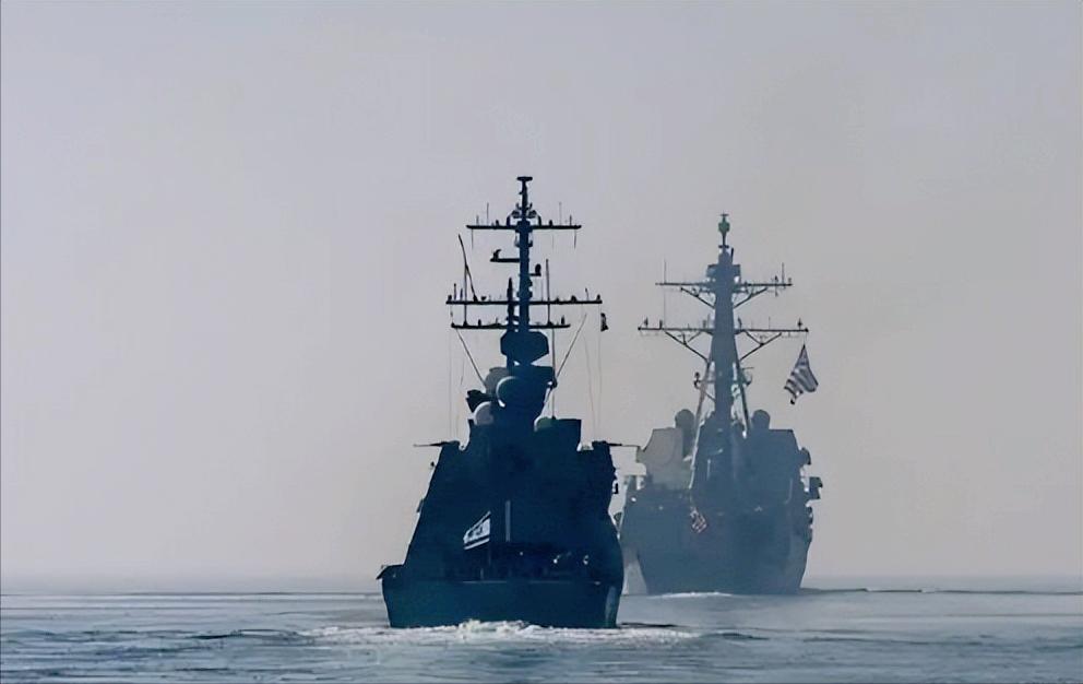 美军王牌驱逐舰刚离开以色列的港口，这看着是例行串门，实则藏着大猫腻，说白了就是和