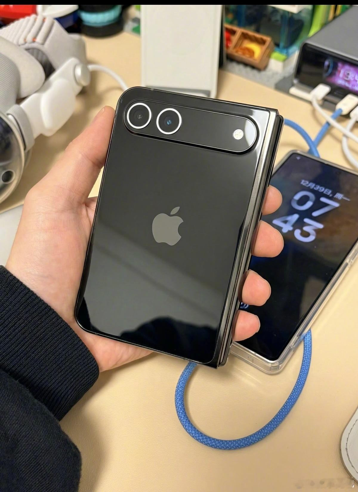 iPhone Fold上手图大概率是假图 因为跟Pura X太像了 