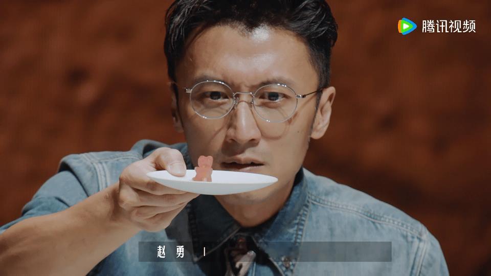 谢霆锋痛失表情管理 谢霆锋这次是真的被果冻熊拿捏了，面对赵勇做的两颗小熊，先是盯