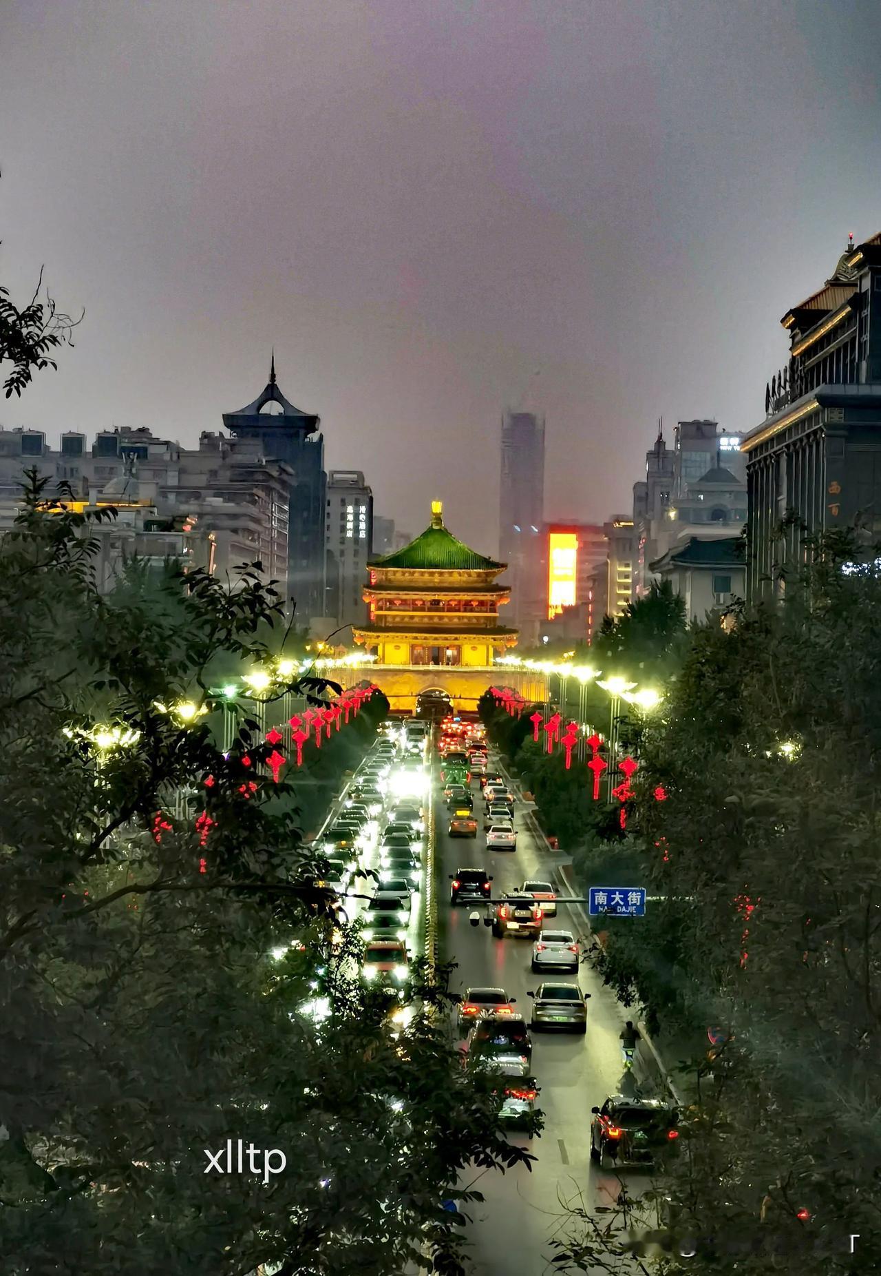 打卡西安城墙（图文原创）#记录秋日生活点滴# 
西安城墙又称西安明城墙，是中国现
