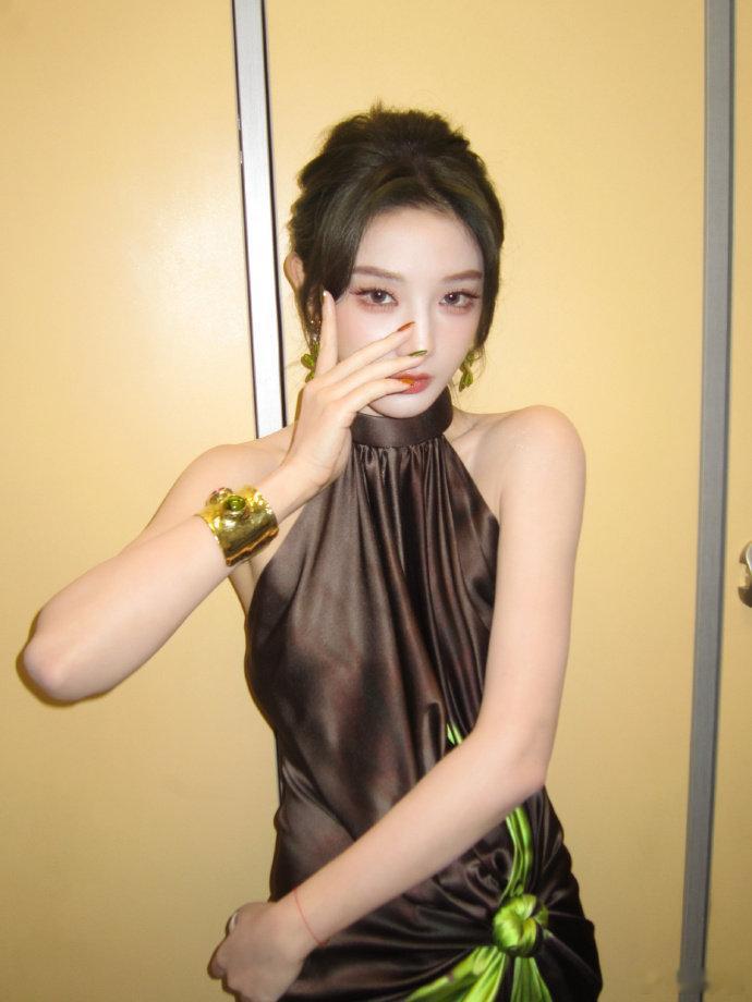 彭小苒走红毯前喝豆汁彭小苒在北京电影节红毯前直接炫豆汁配焦圈，北京 DNA 狠狠