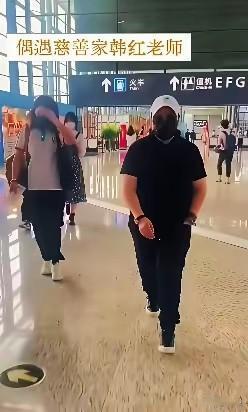 看把人逼成啥样了，捂得严严实实，脸根本不敢露了如何评价韩红