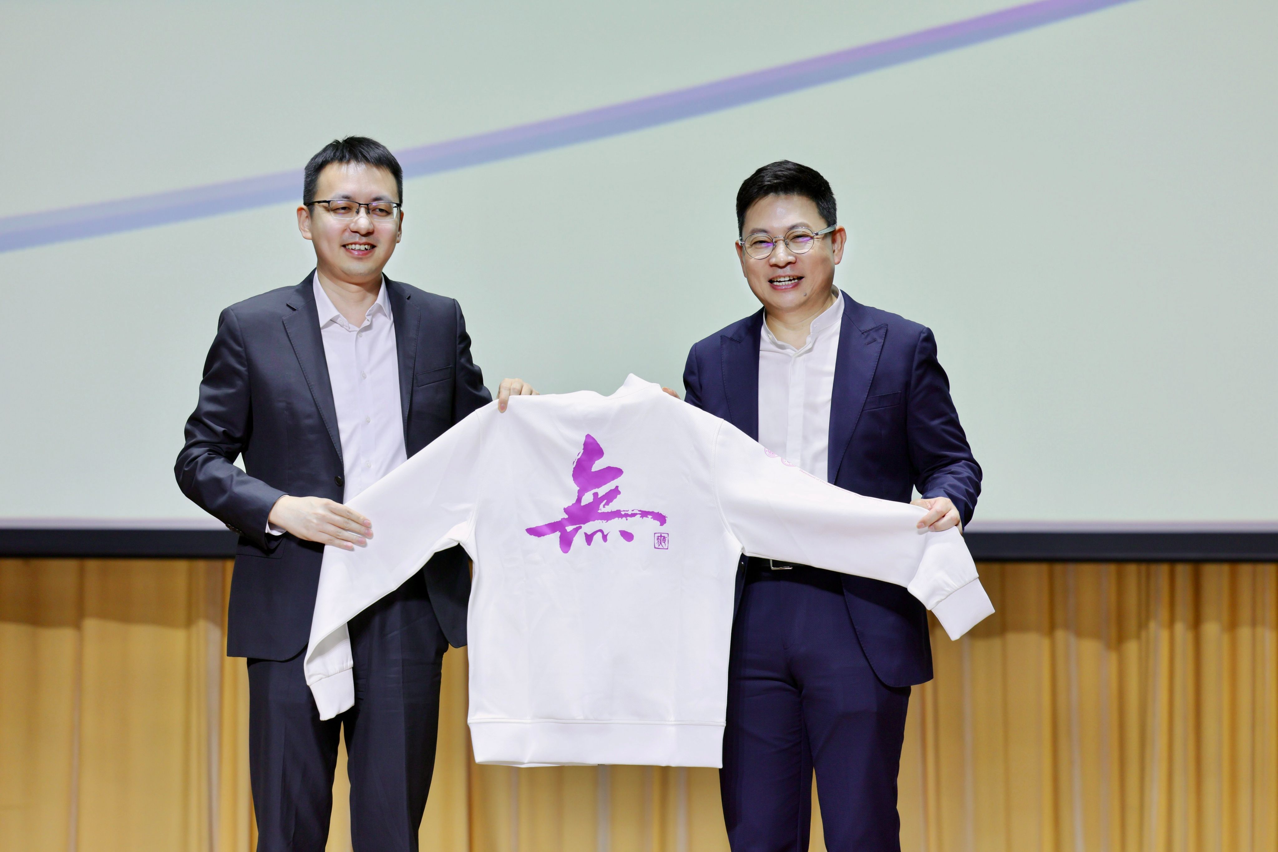 余承东回清华母校演讲，内容干货满满啊！不仅从技术方面介绍了目前鸿蒙操作系统的技术